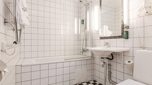 Standard Room, 2 Single Beds | Bathroom | Hair dryer, towels, soap, shampoo