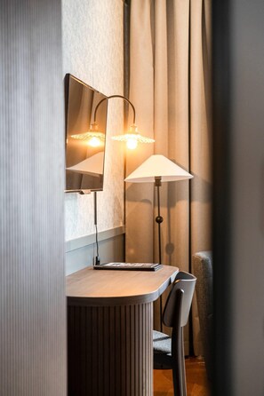 Premium bedding, desk, laptop workspace, iron/ironing board - Home Hotel Grand Sundsvall (Sundsvall)