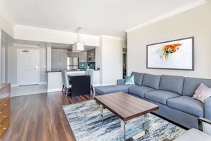 Een 49-inch lcd-televisie met kabelzenders en een televisie