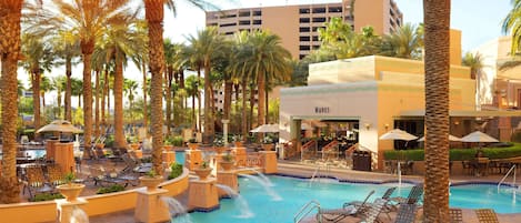 2 buitenzwembaden, zwembadcabana's (toeslag) en ligstoelen