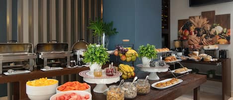 Free daily buffet breakfast