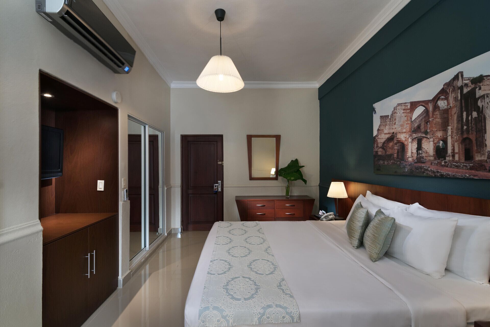 Ropa de cama de alta calidad, minibar, caja fuerte y cortinas opacas