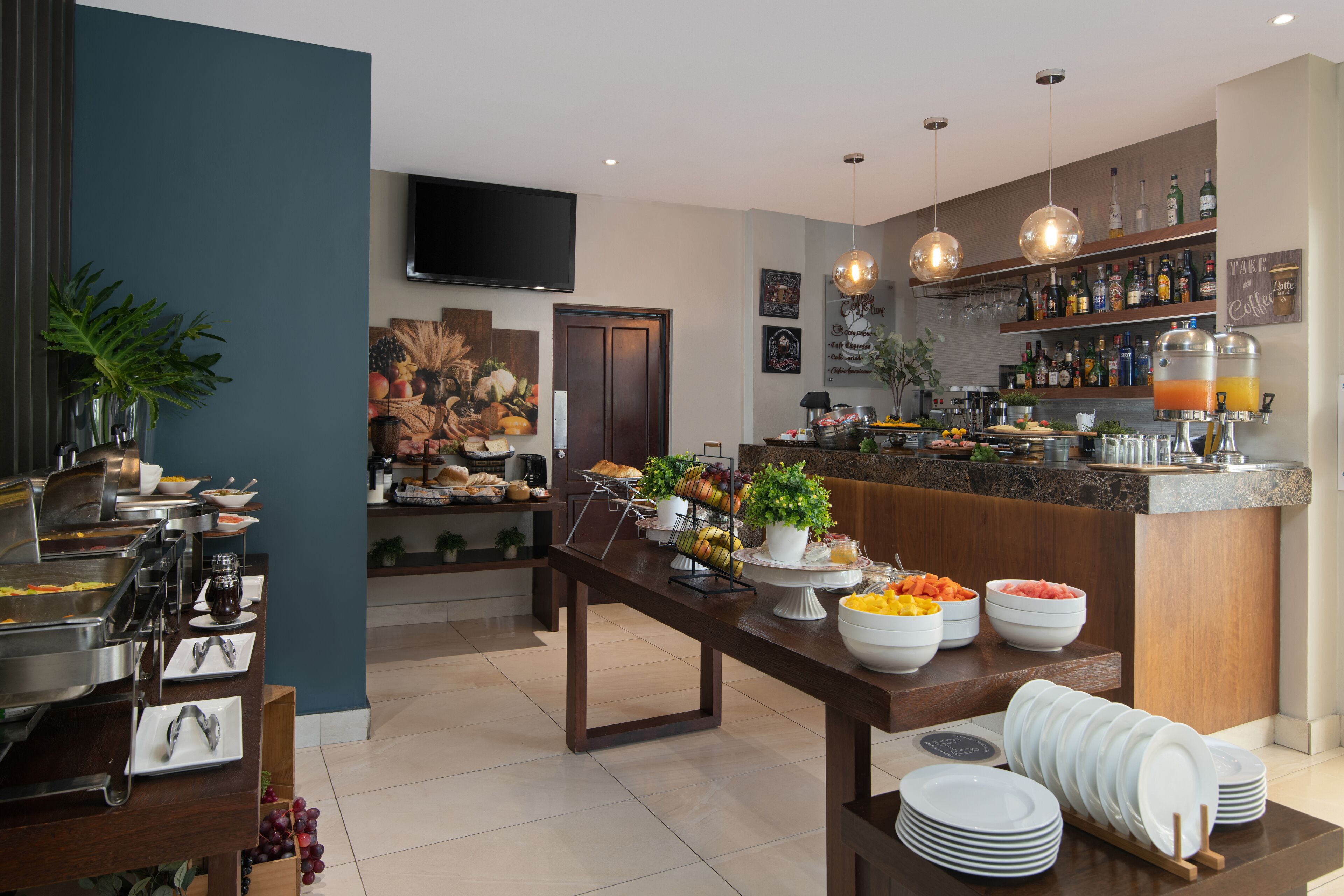 Una cocina moderna con montaje tipo bufé, que incluye diversas opciones de comida y una zona de bar con bebidas.