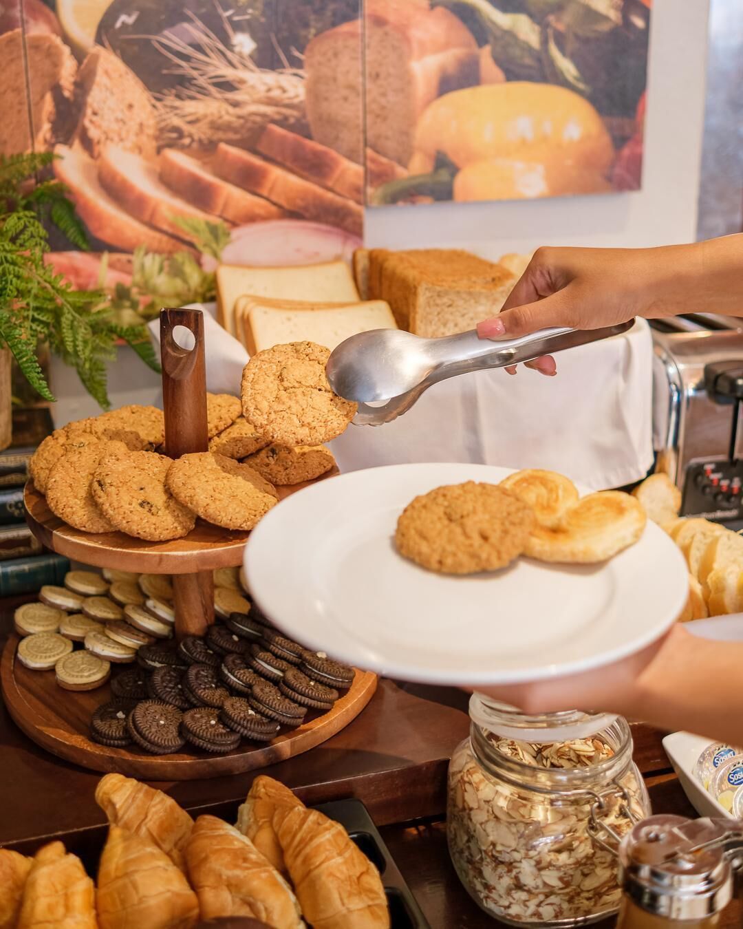 Een buffet met koekjes, gebak en een pot havermout.