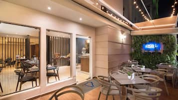 Cocina fusión con mesas al aire libre