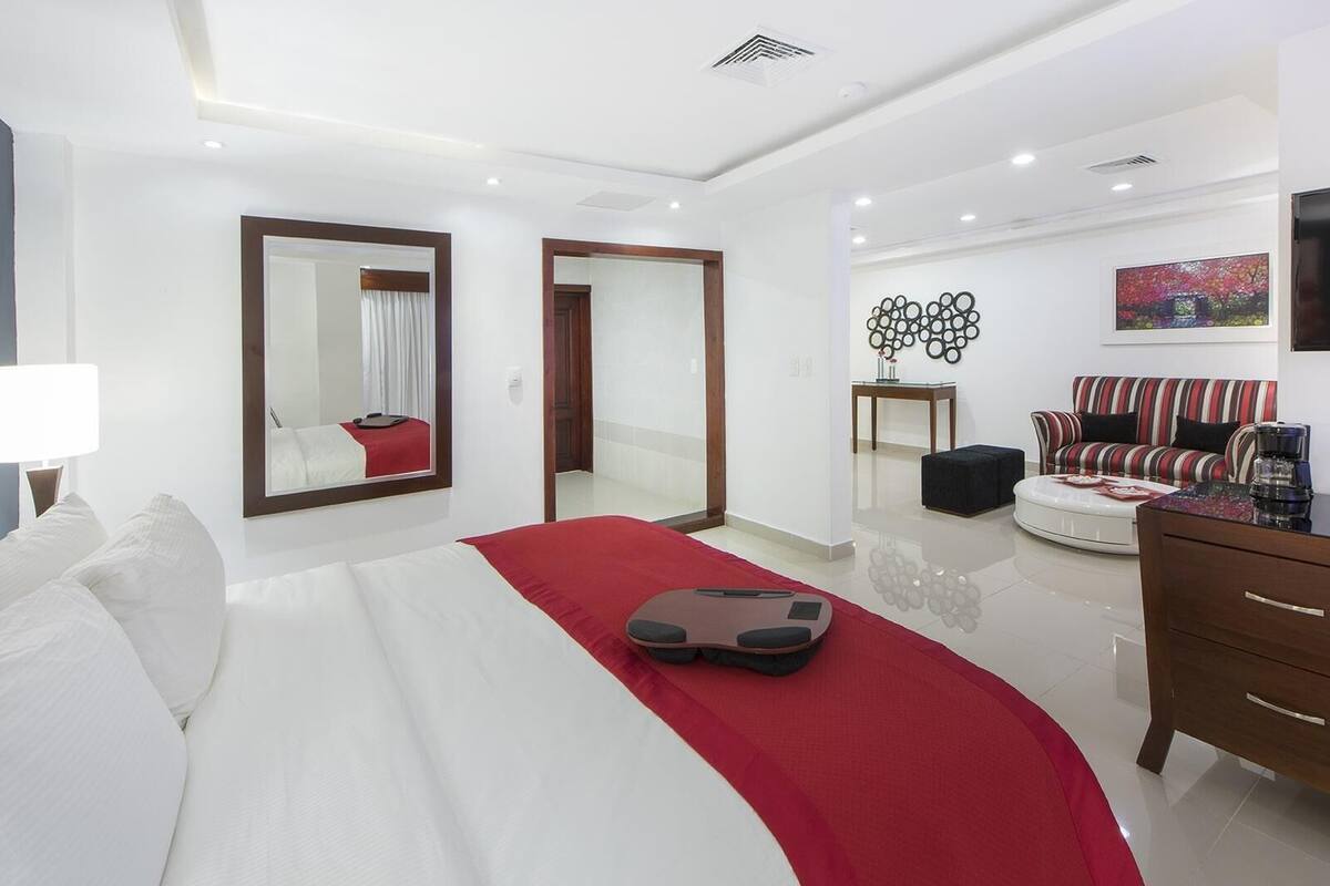 Suite (Matrimonial) | Pillow-top beds, minibar, in-room safe, desk