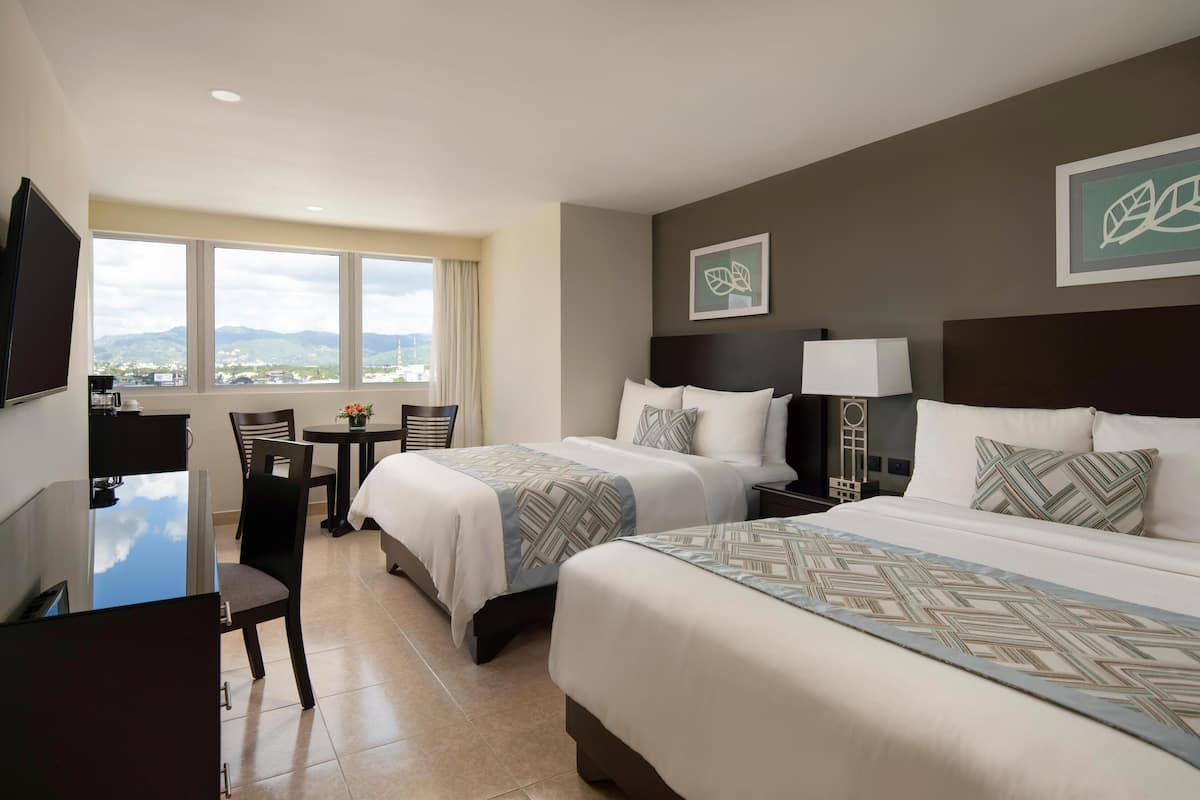 Deluxe Plus - 2 Queen Beds | Vista dalla camera
