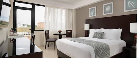 Habitación ejecutiva doble | Colchones con acolchado adicional, minibar, caja fuerte y escritorio