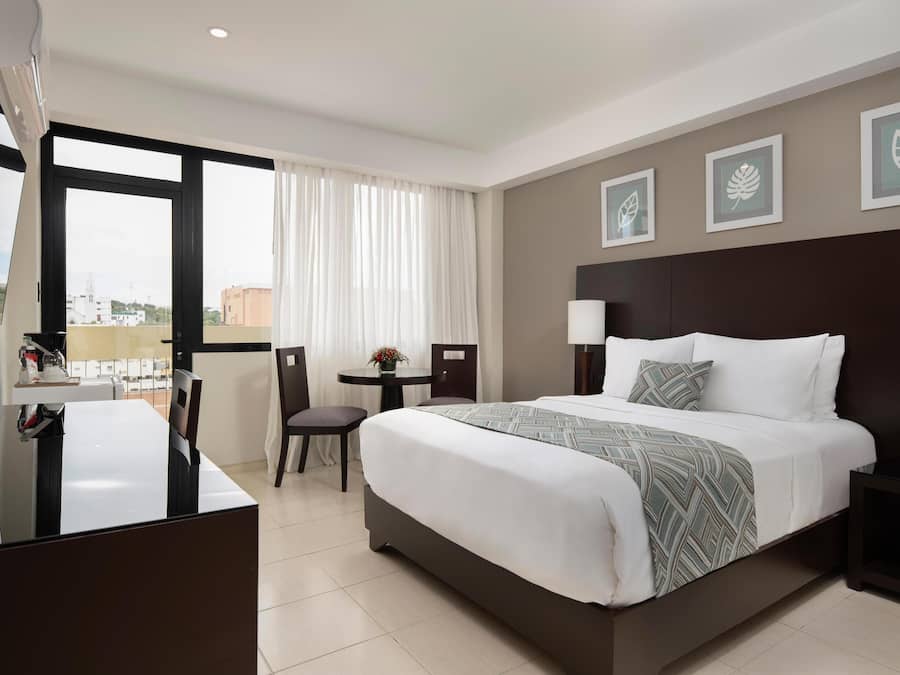 Kahden hengen executive-huone | Pillowtop-patjalliset sängyt, minibaari, tallelokero huoneessa, työpöytä