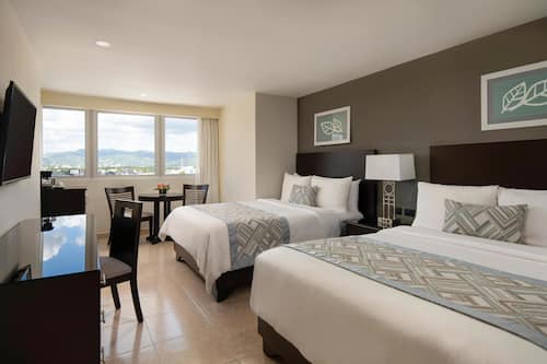 Deluxe Plus - 2 Queen Beds | Vista dalla camera