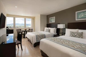 Deluxe Plus - 2 Queen Beds | Vista dalla camera