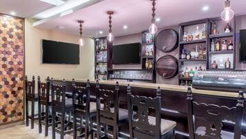 2 restaurants; breakfast, lunch, and dinner served