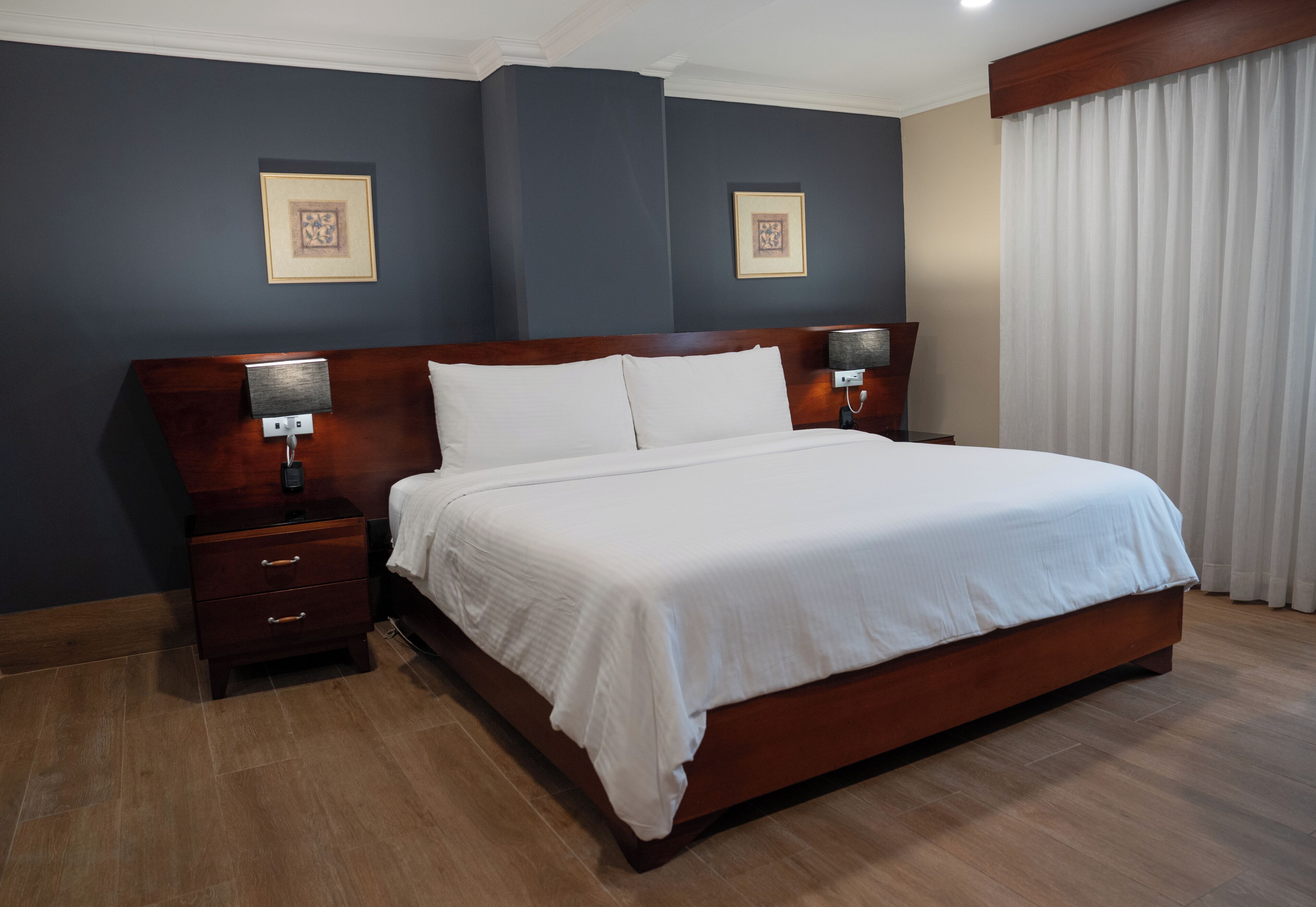Classic 1 Queen Bed