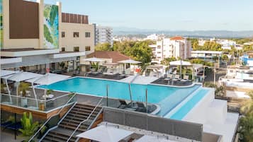 Piscina externa, guarda-sóis