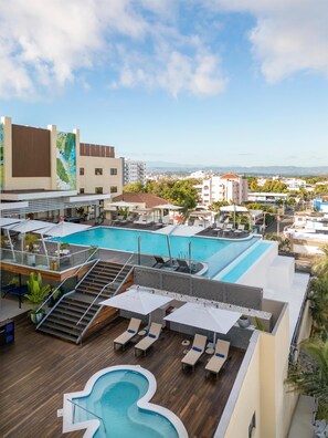 Outdoor pool, pool umbrellas - Hodelpa Gran Almirante Hotel & Casino (Santiago de los Caballeros)