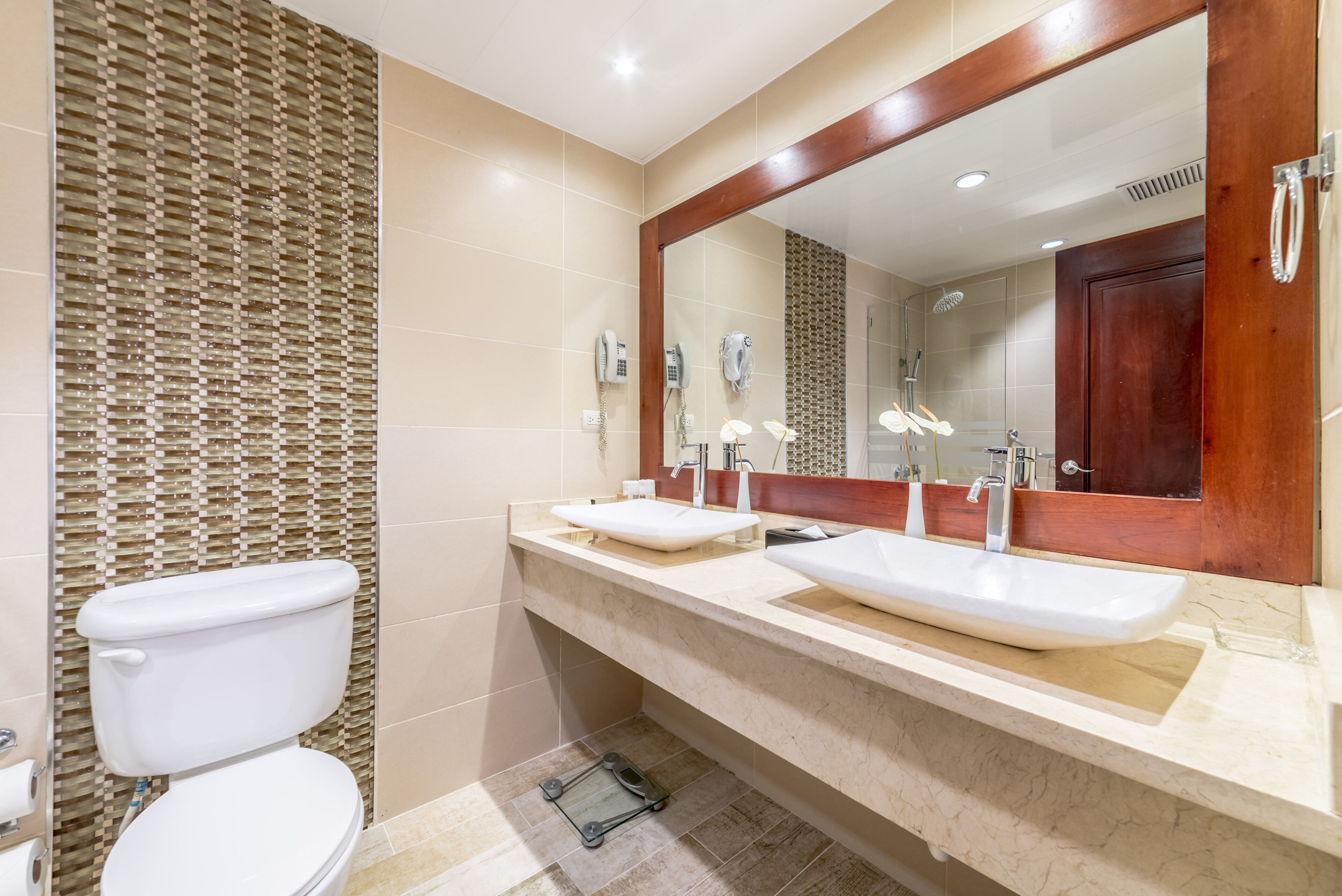 executive suite (imperial) | bathroom | shower, free toiletries, hair dryer, towels