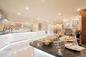 Colazione a buffet inclusa, servita tutte le mattine 