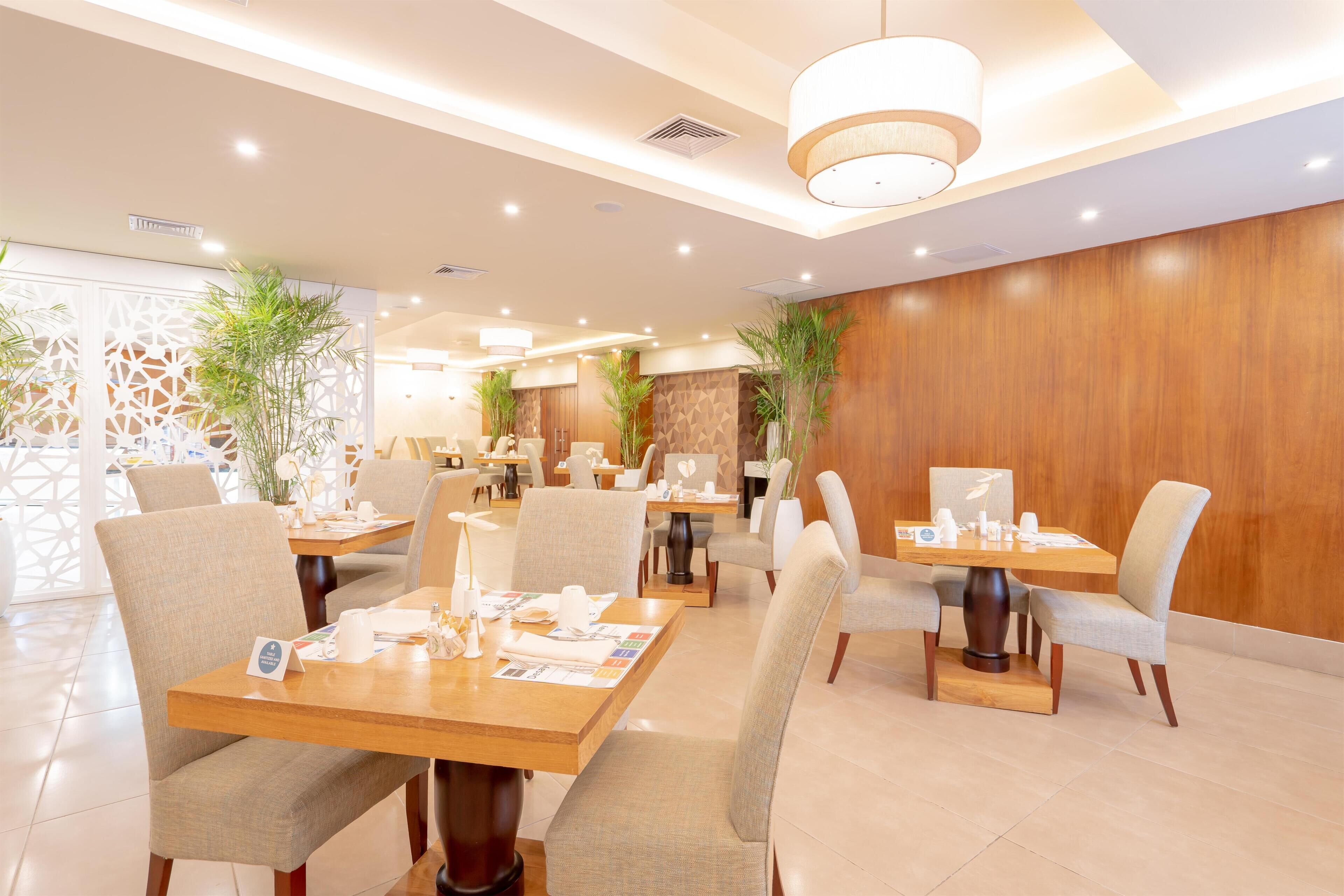 2 restaurants servant le déjeuner, le dîner et le souper