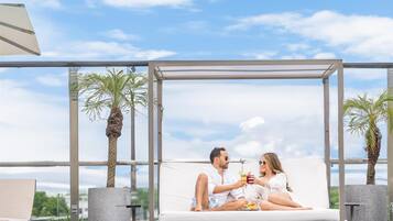 Piscine extérieure, parasols de plage