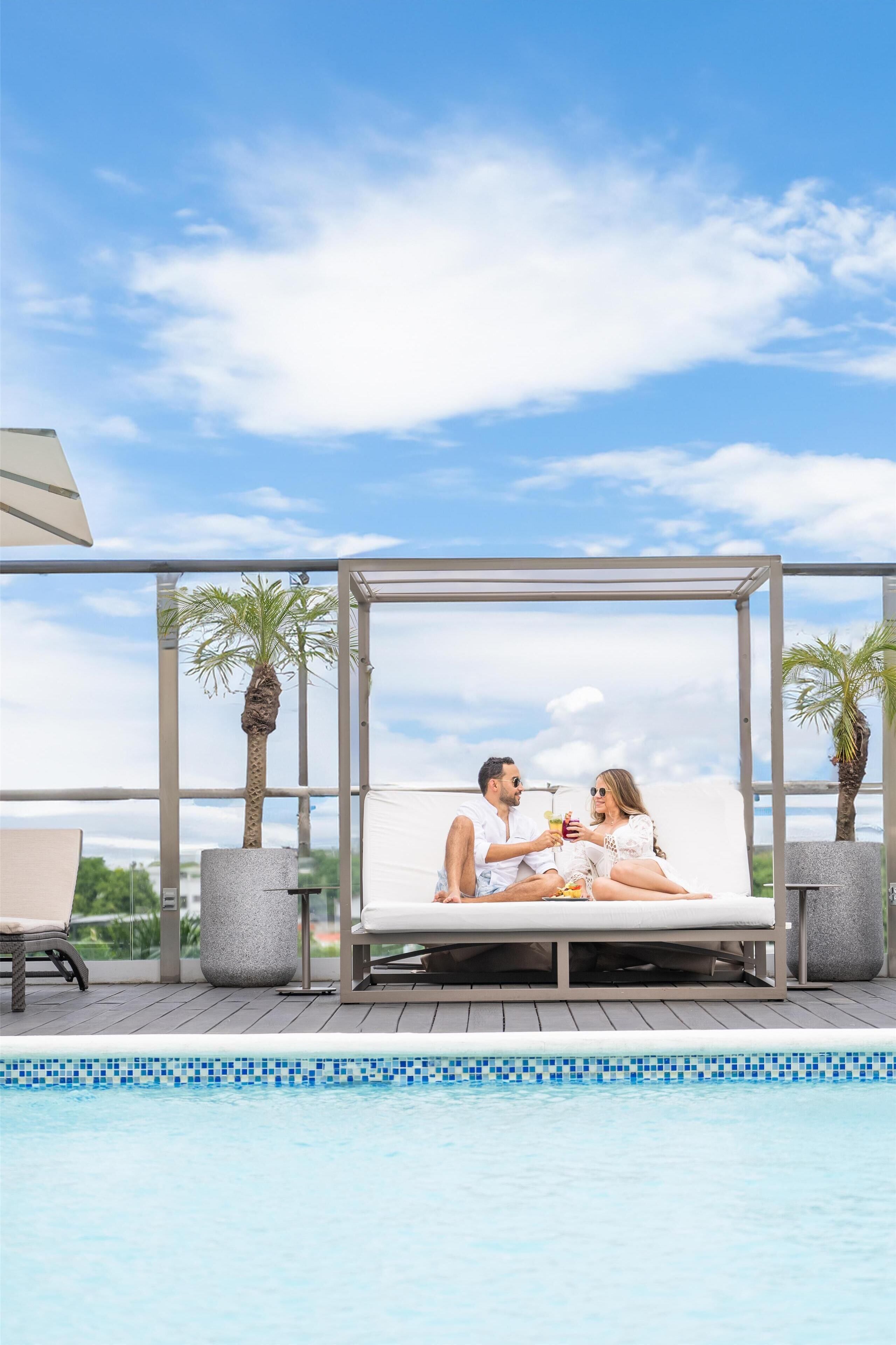 Una piscina al aire libre, sombrillas