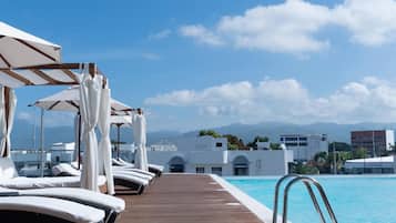 Een buitenzwembad en parasols bij het zwembad