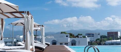 Piscine extérieure, parasols de plage