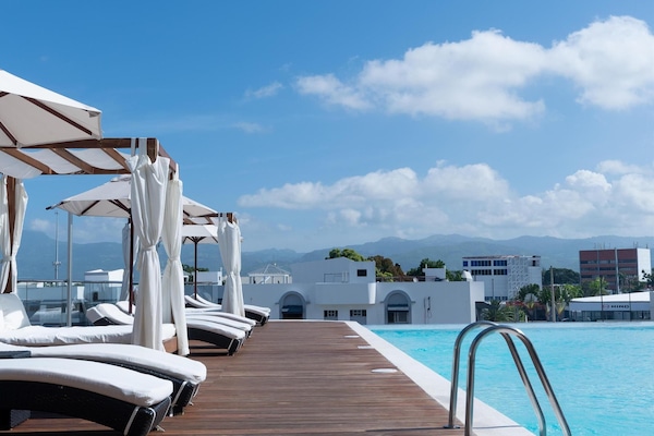 Piscine extérieure, parasols de plage