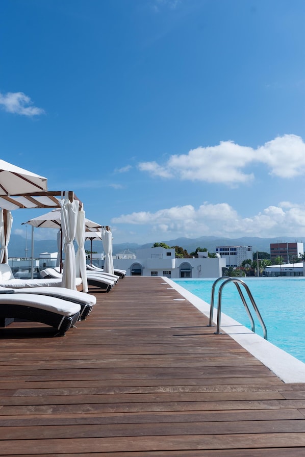 Piscine extérieure, parasols de plage
