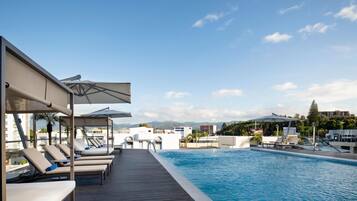 Alberca al aire libre y sombrillas en la alberca