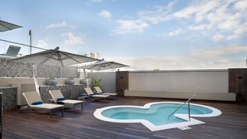 Utomhuspool och parasoller