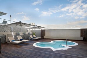 室外游泳池，提供泳池遮陽傘
