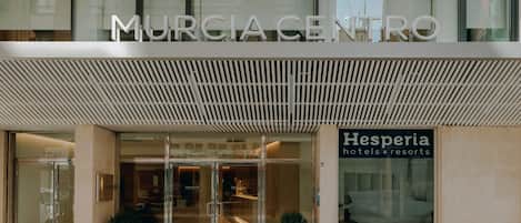 A modern building with the sign "MURCIA CENTRO" and "Hesperia hotels & resorts" visible.