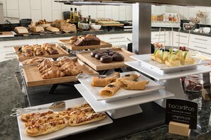 Frokostbuffé hver dag (EUR 15.90 per person)