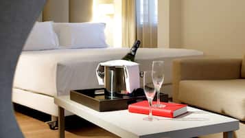 Suite junior, vista a la ciudad | Minibar, caja de seguridad en la habitación y escritorio
