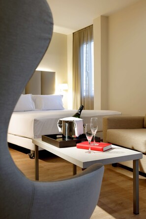 Junior-Suite, Stadtblick | Minibar, Zimmersafe, Schreibtisch, Verdunkelungsvorhänge