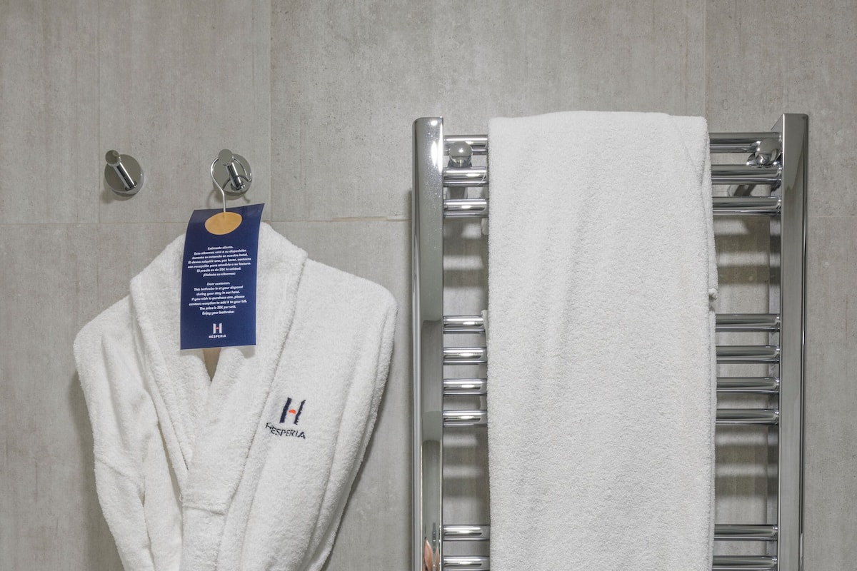 shower, rainfall showerhead, free toiletries, hair dryer