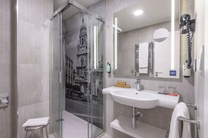Een douche, een regendouche, gratis toiletartikelen, een haardroger