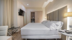 Kamar Standar | Minibar, brankas, meja kerja, dan tirai kedap cahaya