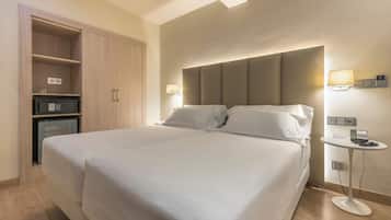 Habitación estándar | Minibar, caja de seguridad en la habitación y escritorio