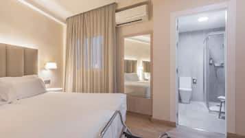 Standard Triple Room | Minibar, in-room safe, desk, blackout drapes