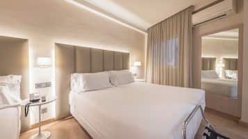 Habitació triple estàndard | Minibar, caixa forta a l'habitació, escriptori i cortines opaques