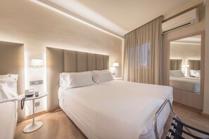 Minibar, caja de seguridad en la habitación y escritorio 