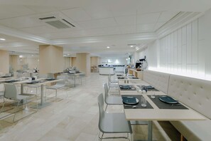 Dîner servi sur place, cuisine méditerranéenne