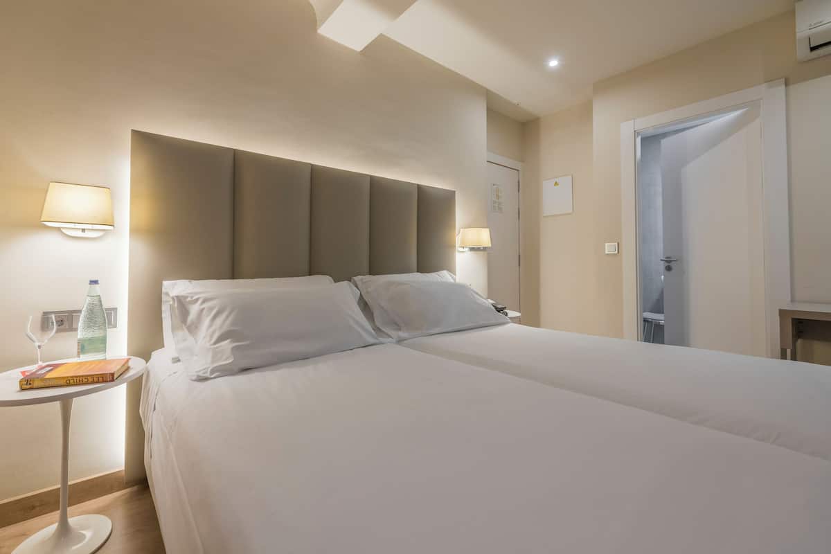 Minibar, caja de seguridad en la habitación y escritorio