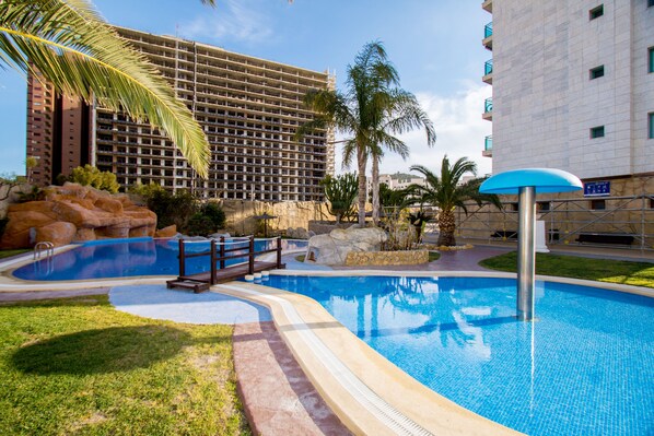 Una piscina al aire libre