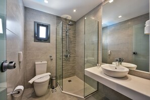 Rom – superior, sjøutsikt | Bad | Toalettartikler (inkludert) og håndklær