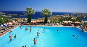 6 outdoor pools