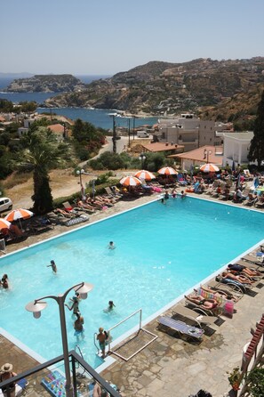 6 outdoor pools