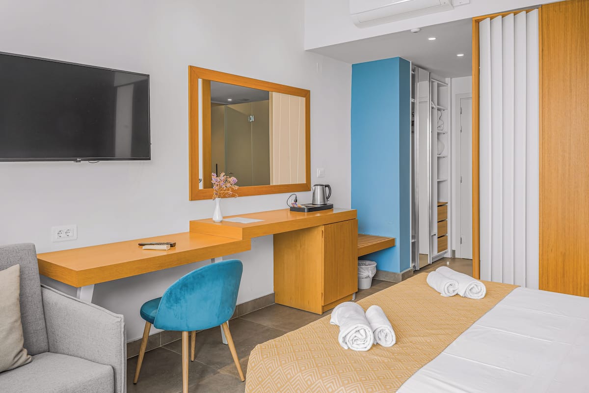 Premium bedding, minibar, in-room safe, soundproofing