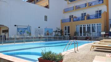 Outdoor pool, pool umbrellas, sun loungers